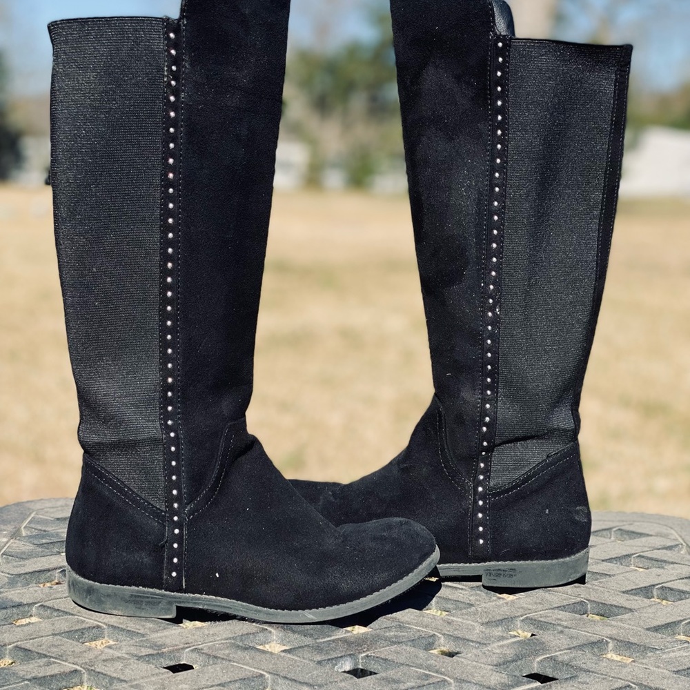 Girls black faux suede boots.